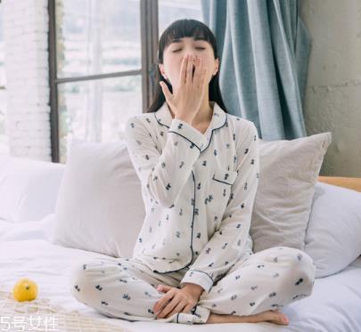 睡衣大点好还是小点好？睡衣买大的还是小的