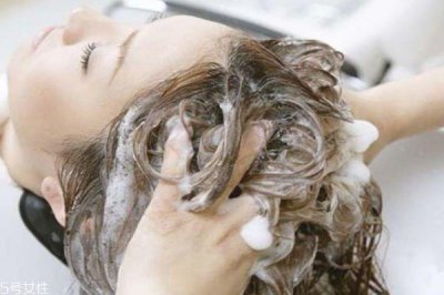 ​头发爱出油怎么办 4招让你告别油性发质
