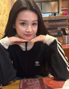 ​孙怡晒七岁女儿，给她第一次吃辣条，被辣到的表情很可爱