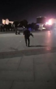 ​女孩突遭陌生男子砍伤致死，嫌犯曾因精神分裂入院，一审将开庭，女孩家属发声