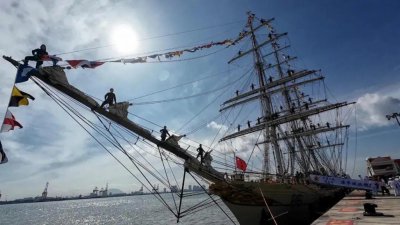 ​中国海军破浪舰技术停靠马来西亚