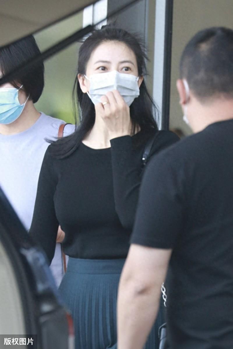 高圆圆现身公众场合，扎起丸子头温婉娴静，这是贤妻良母的样子吧