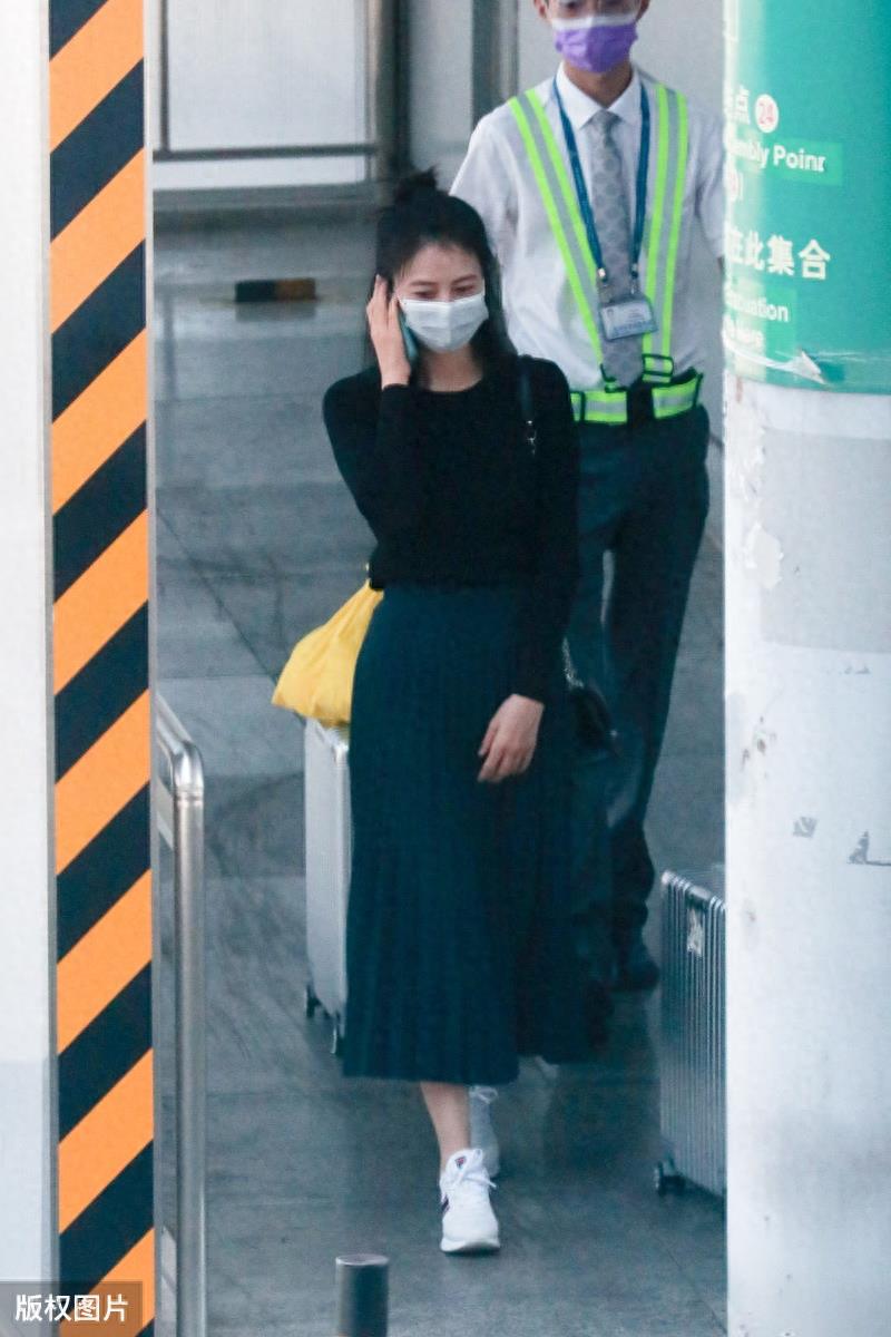 高圆圆现身公众场合，扎起丸子头温婉娴静，这是贤妻良母的样子吧