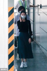 ​高圆圆现身公众场合，扎起丸子头温婉娴静，这是贤妻良母的样子吧