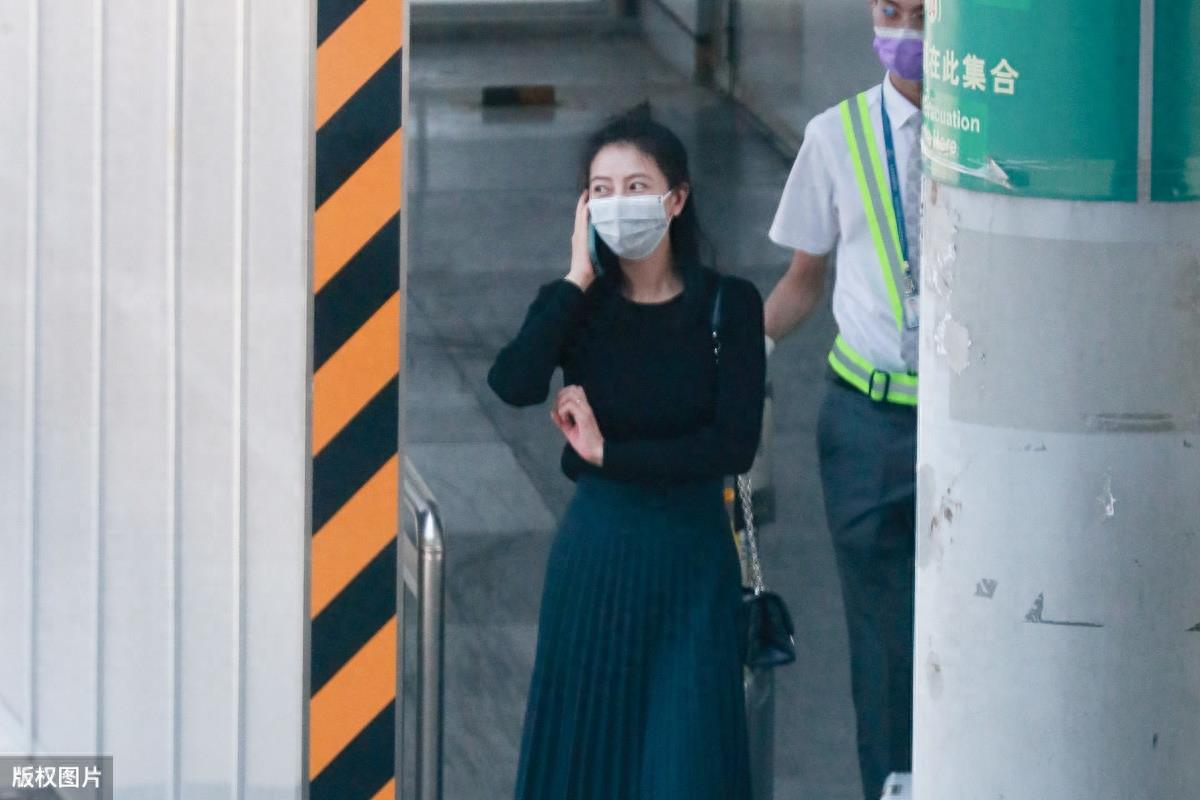 高圆圆现身公众场合，扎起丸子头温婉娴静，这是贤妻良母的样子吧