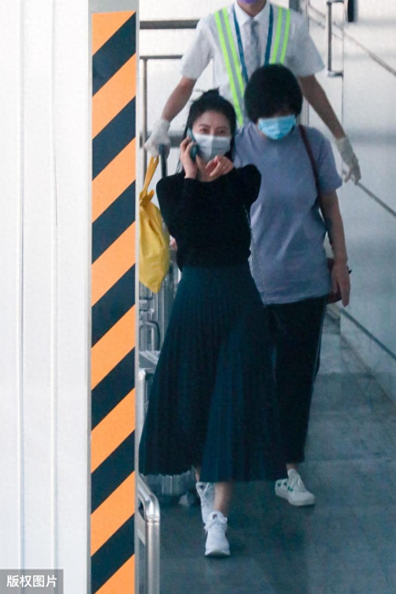 高圆圆现身公众场合，扎起丸子头温婉娴静，这是贤妻良母的样子吧
