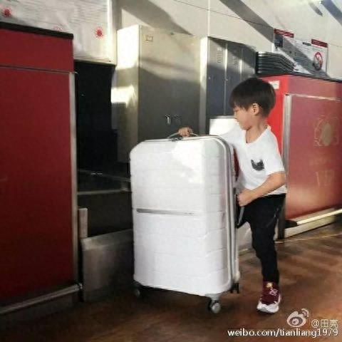 田亮儿子森碗的7秒记忆，太萌啦！小亮仔跟爸爸神相似！