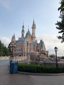​上海迪士尼允许自带食品，泡面、整个西瓜、榴莲等除外