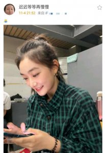 ​孙俪妹妹孙艳气质佳，墨绿格子衬衫低头浅笑，甜美大方不输姐姐