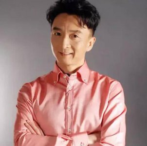 ​51岁“扫把星”近照帅翻，半辈子反派戏火人不火，声称想要成葛优