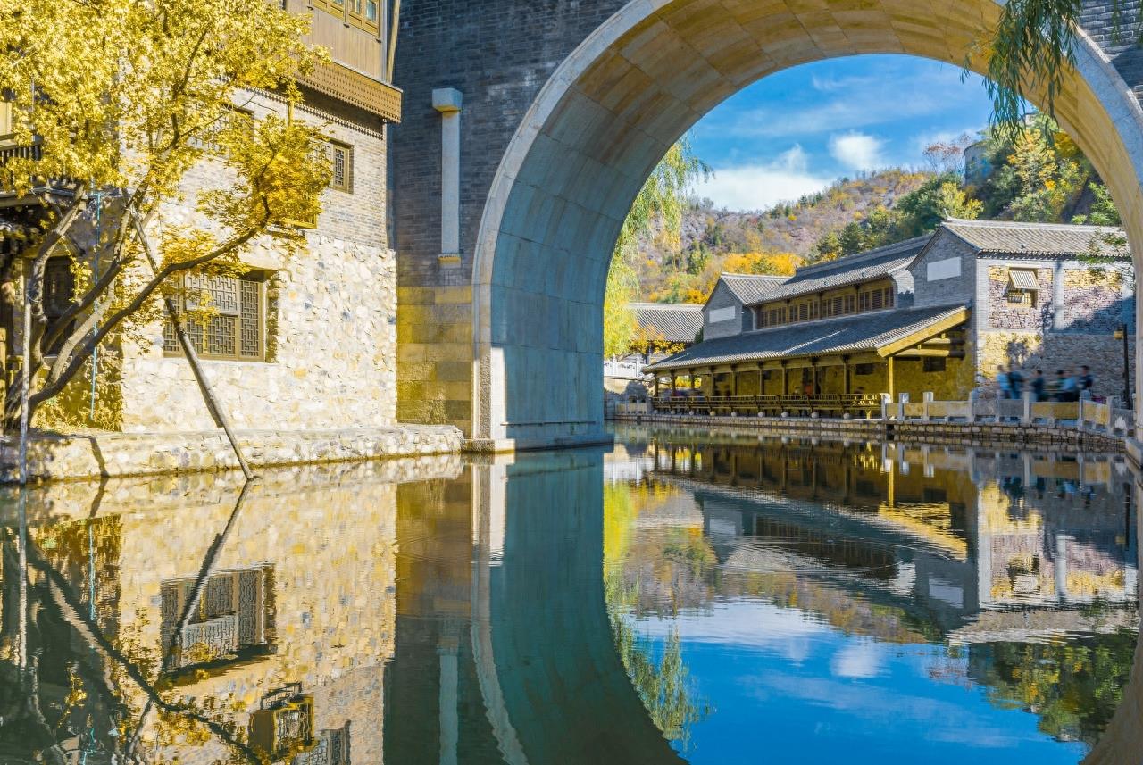 古北水镇位于北京市密云区古北口镇，背靠中国最美的司马台长城