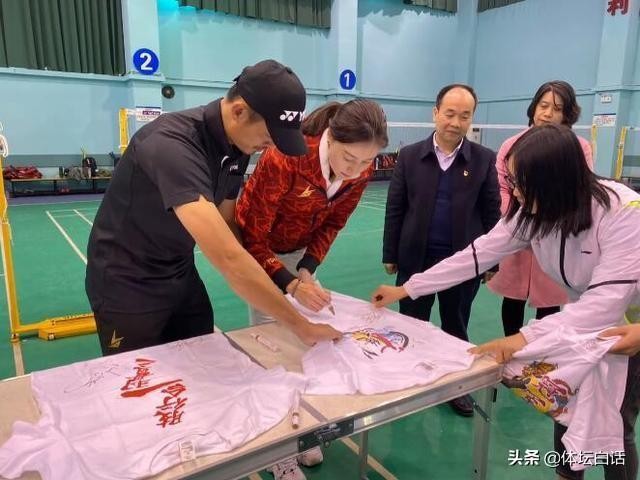 恩爱！37岁林丹退役后成为谢杏芳下属，一起做活动举止亲密