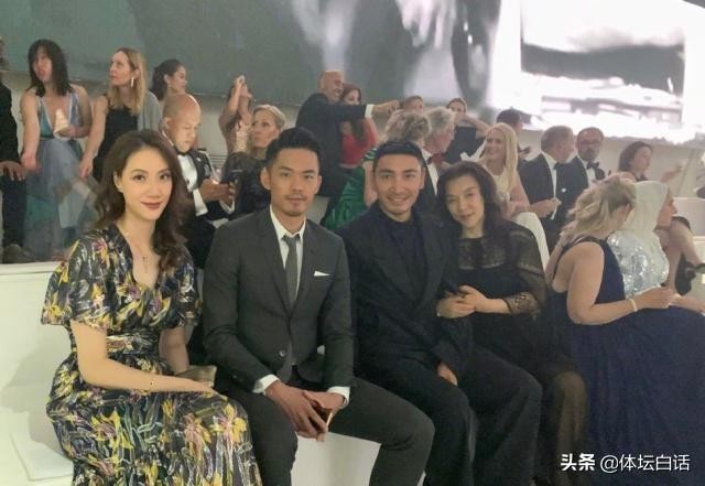 恩爱！37岁林丹退役后成为谢杏芳下属，一起做活动举止亲密