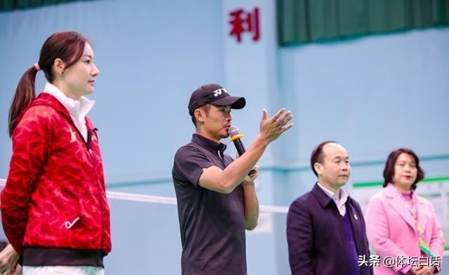 恩爱！37岁林丹退役后成为谢杏芳下属，一起做活动举止亲密