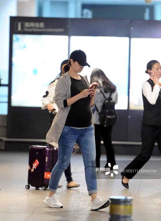 朱亚文和老婆婚纱照（朱亚文老婆孕肚凸起发福变样）(3)
