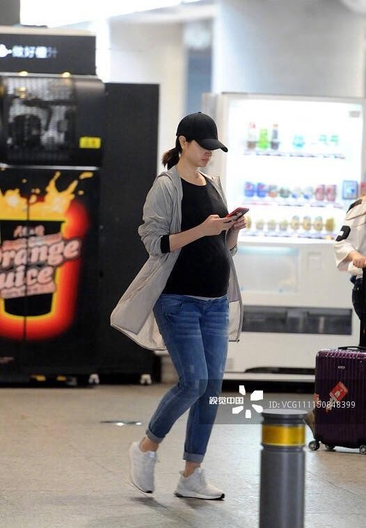 朱亚文和老婆婚纱照（朱亚文老婆孕肚凸起发福变样）(5)