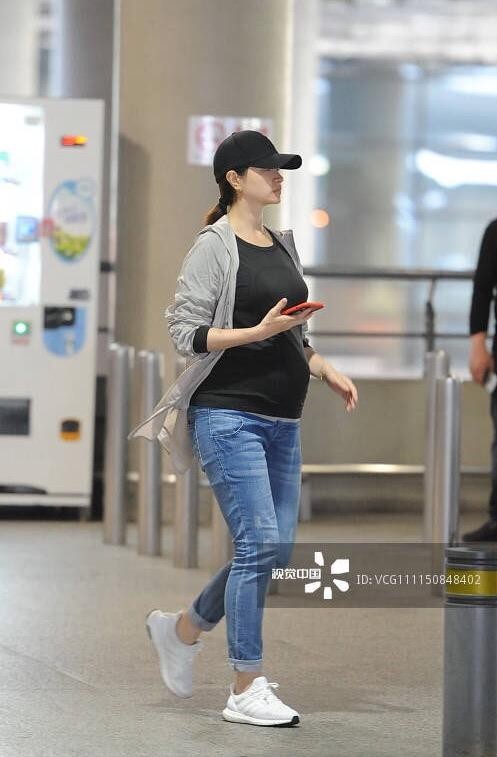 朱亚文和老婆婚纱照（朱亚文老婆孕肚凸起发福变样）(6)