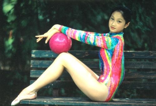 朱亚文和老婆婚纱照（朱亚文老婆孕肚凸起发福变样）(11)