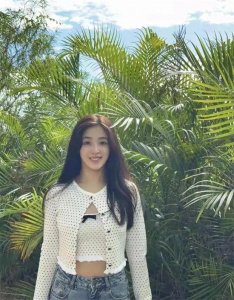 ​36岁张含韵晒三亚游玩照，素颜吊带很清纯，和15岁超女出道时一样