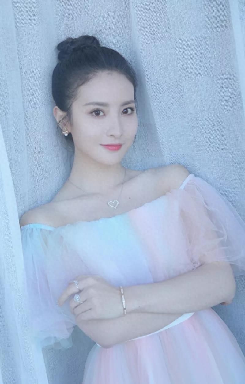 赖雨濛手机壁纸图片照片合集，可可爱爱的仙女小姐姐来啦