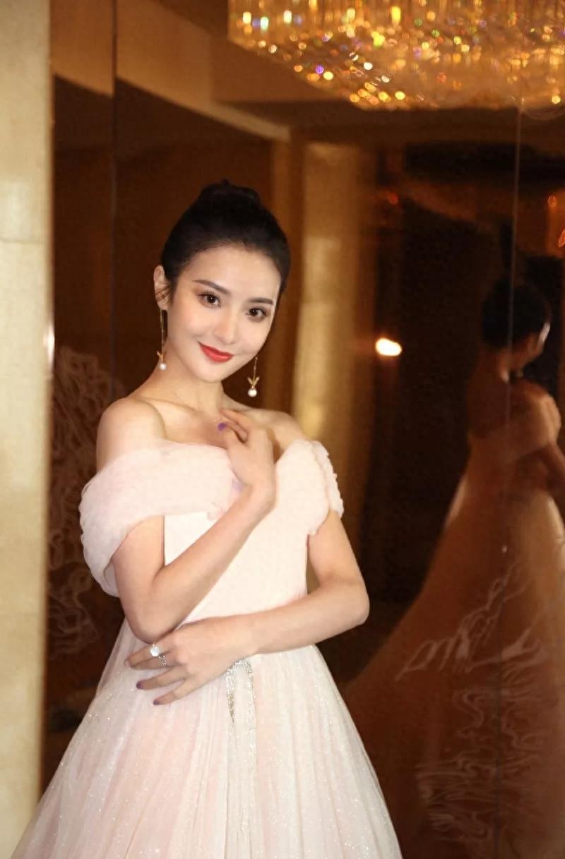 赖雨濛手机壁纸图片照片合集，可可爱爱的仙女小姐姐来啦