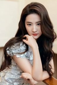 ​刘亦菲活动生图爆出，银色长裙布满鲜花实在是太美了
