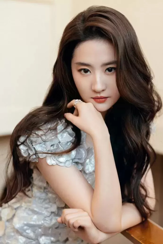 刘亦菲活动生图爆出，银色长裙布满鲜花实在是太美了