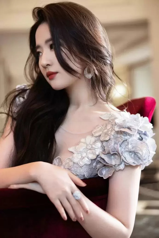 刘亦菲活动生图爆出，银色长裙布满鲜花实在是太美了