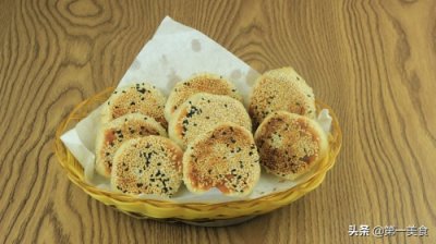 ​一碗面粉，一搅一揉，面点师快速在家做家常小烧饼，个个酥脆