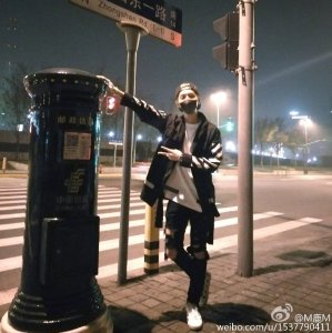 ​鹿晗晒出邮筒合影 粉丝争相拍照 见证强大影响力
