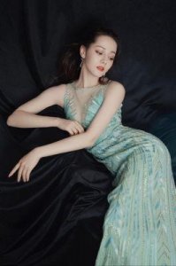 迪丽热巴39B深V美胸诱惑,粉丝身价飙升