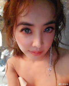 蔡依林长发配抹胸裙性感诱人 花瓣装饰发型甜美似童话公主