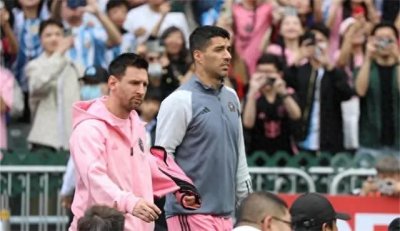 梅西中国行遭遇争议:广告板上“人头”被踢飞,霍启刚要求道歉