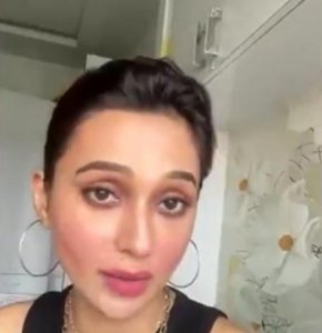 印度知名女演员米米被骗,接种假疫苗身体出病症,受害者超250人