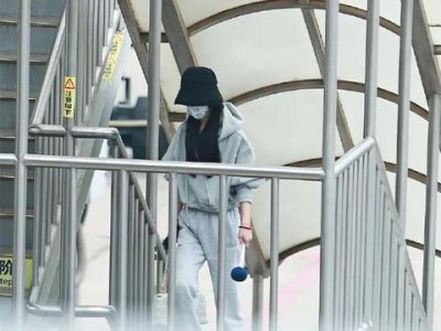 陈晓罕见高调机场晒娃,婚后冷待老婆婚姻摇摇欲坠,网友盼离?