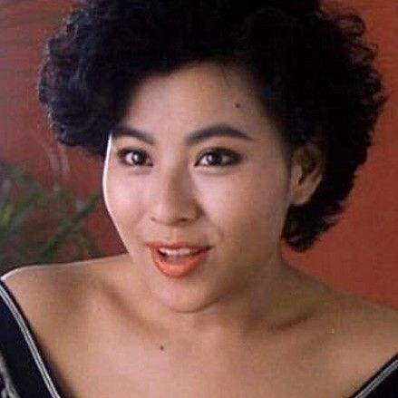 李美凤：电眼美人，曾败邱淑贞夺港姐亚军，今嫁入豪门人生美满