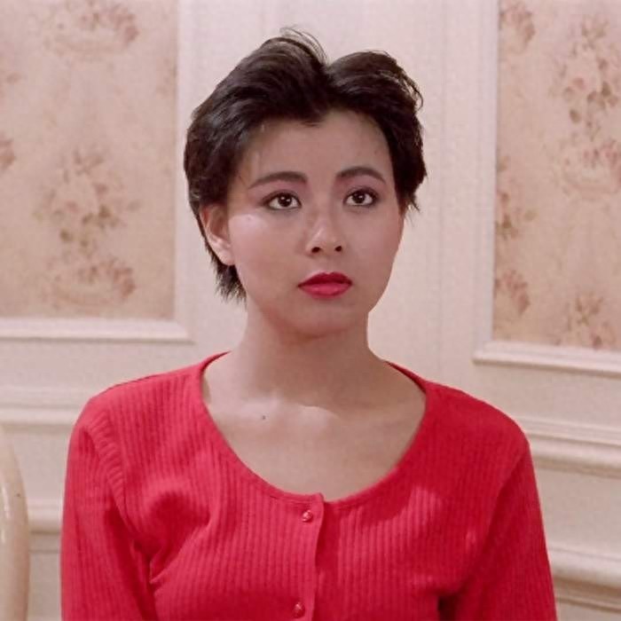 李美凤：电眼美人，曾败邱淑贞夺港姐亚军，今嫁入豪门人生美满