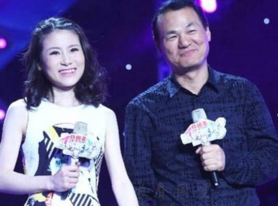 歌手张行夫妻恩爱,今把妻子宠成女王