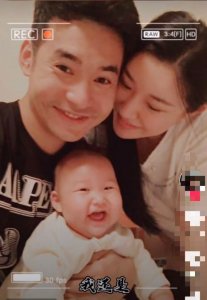 文松老婆网晒一家三口合照,妻子貌美儿子可爱,网友:好幸福