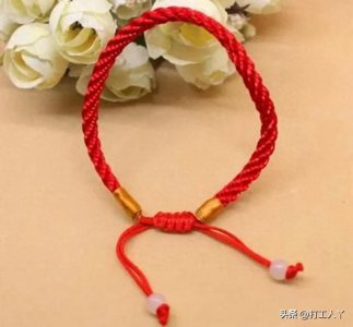 女生脚上的红绳代表着什么呢