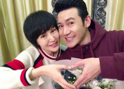 陆毅老婆46岁“像大妈”,白衬衫配吊带藏不住“主妇气质”