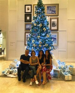 60岁毛舜筠近照曝光,大14岁老公身体好,2个女儿大长腿太像老妈