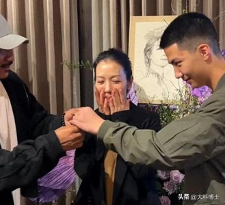 胡军为爱人庆生,52岁妻子貌美如花,康康为妈妈戴项链,女儿送花