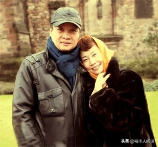 阎维文妻子近照罕有曝光!贴心为老公敲背,身形消瘦惹人心疼