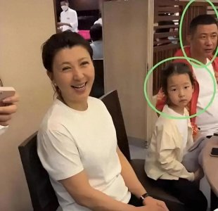 53岁闫学晶与富商离婚后,转身嫁给身高一米八的马明东,满脸幸福