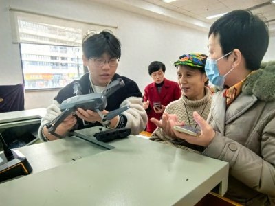 放下老人机拿起无人机 鄞州老年大学引领时尚新玩法