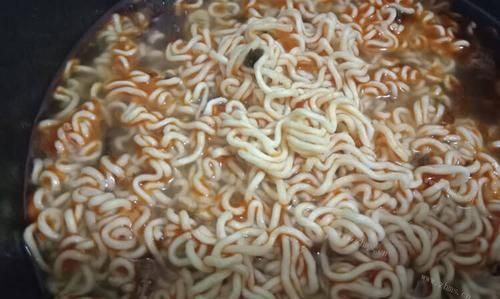 一桶泡面和两瓶啤酒哪个热量高