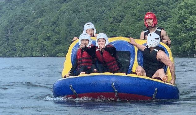 卢本伟忙工作，赵梦玥跑韩国和“三个猛男”玩水，现场还害羞捂脸