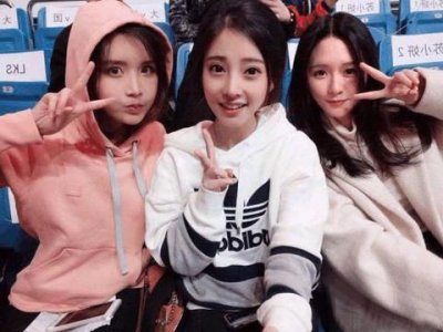 ​卢本伟忙工作，赵梦玥跑韩国和“三个猛男”玩水，现场还害羞捂脸