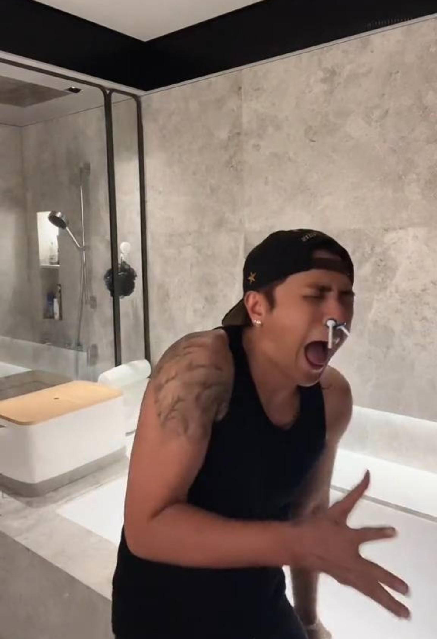 曝罗志祥和周扬青疑复合，男方刮腋毛上热搜，意外暴露女方同款手镯